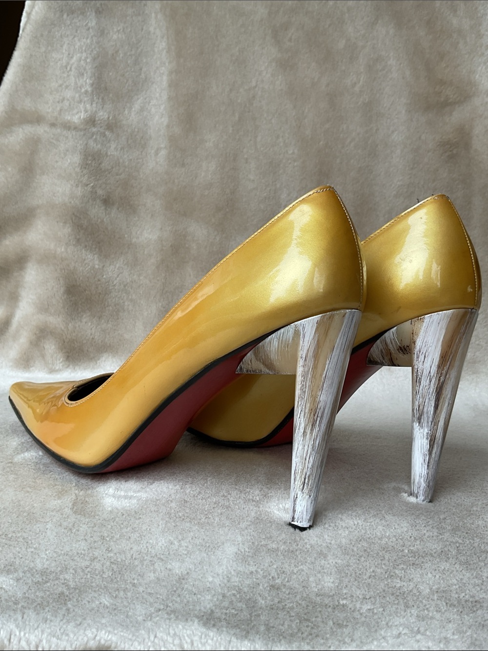 Vintage Stuart Weitzman Pointed-Toe Patent Pumps in Yellow Gold Size 8.5 B